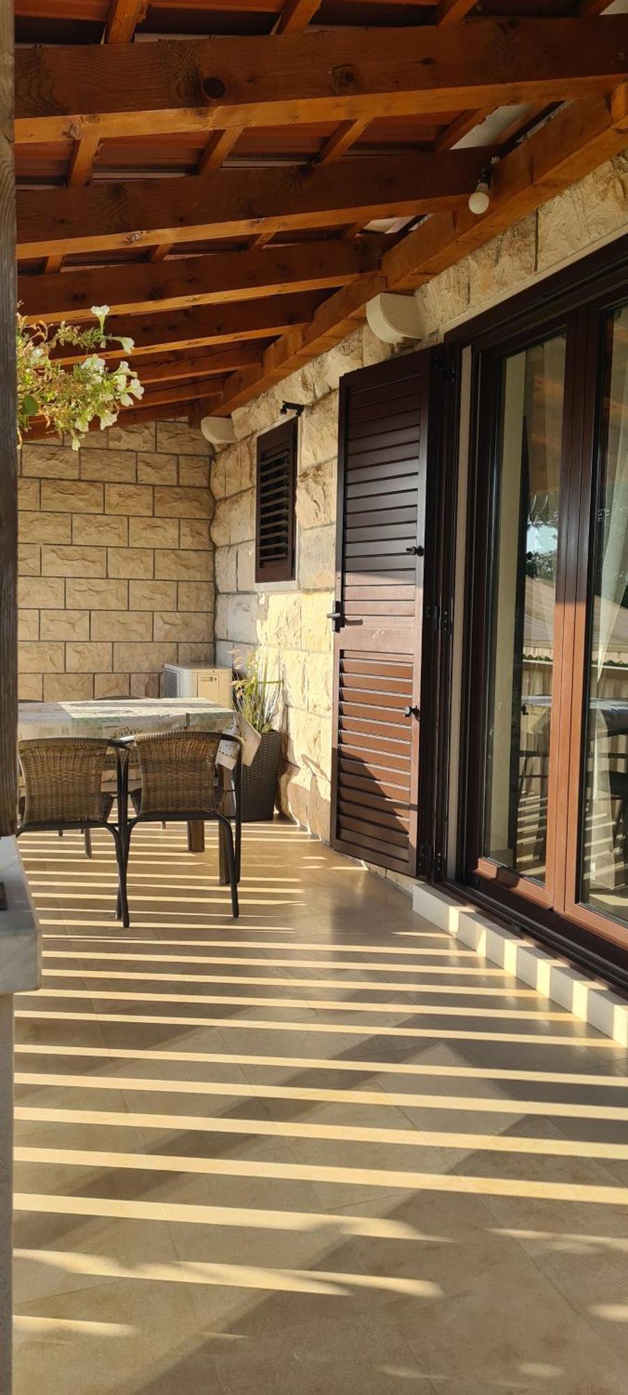 Apartments " Happy Villa " Splitska Exterior foto